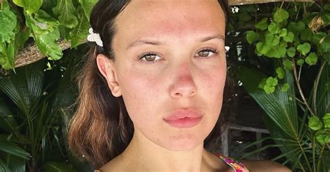 Millie Bobby Brown Wore A String Bikini & Belly Chain。